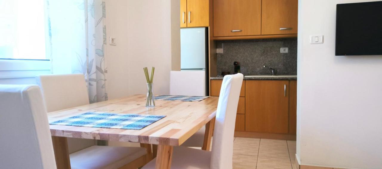 Central Apartment, Fully Equipped Himare Bagian luar foto