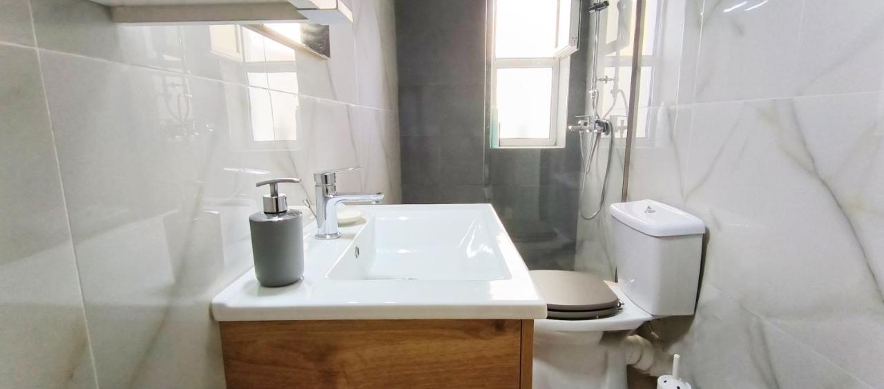 Central Apartment, Fully Equipped Himare Bagian luar foto