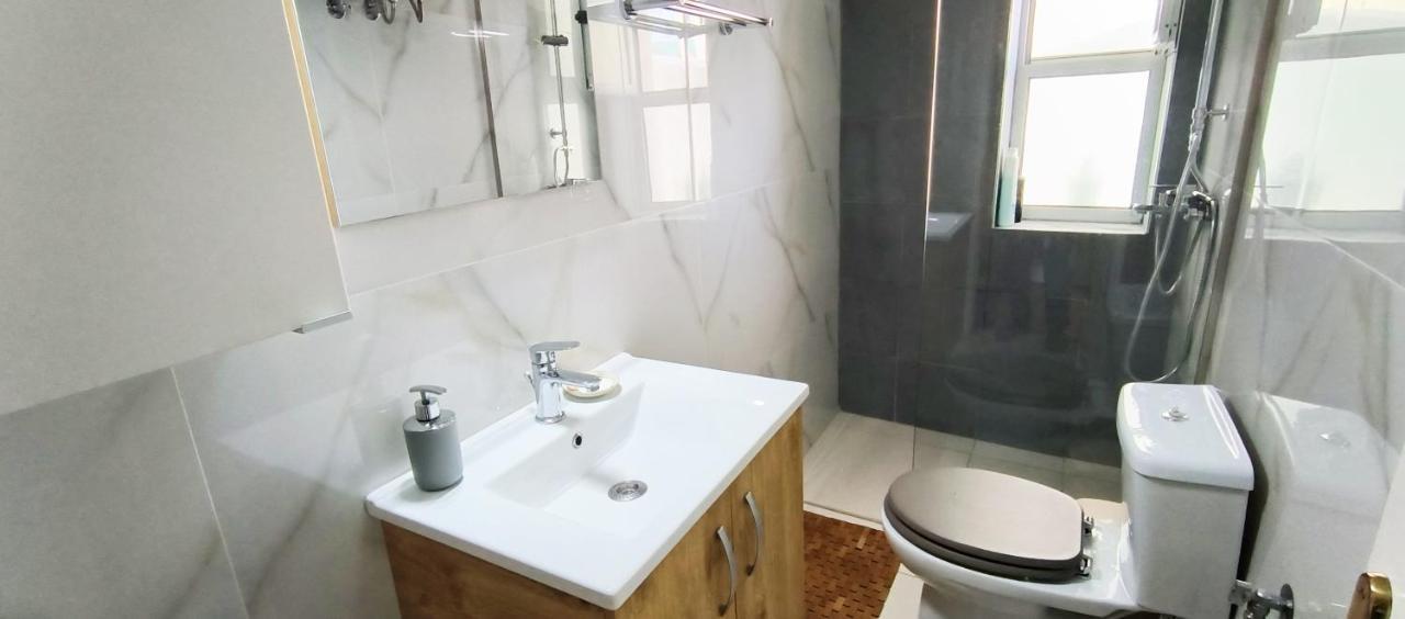 Central Apartment, Fully Equipped Himare Bagian luar foto